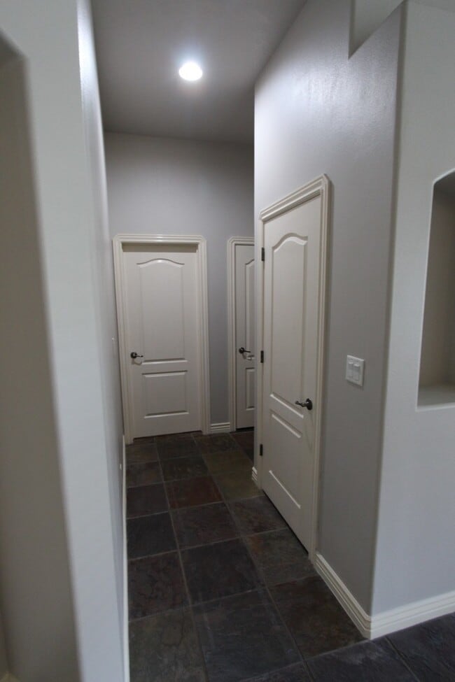 Building Photo - Spacious 3-Bed, 2-Bath Home with Open Floor Plan and Premium Amenities