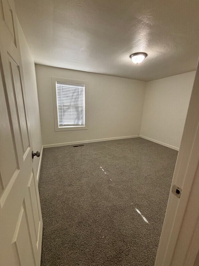 Building Photo - Adorable Renovated Single Family Home READY NOW