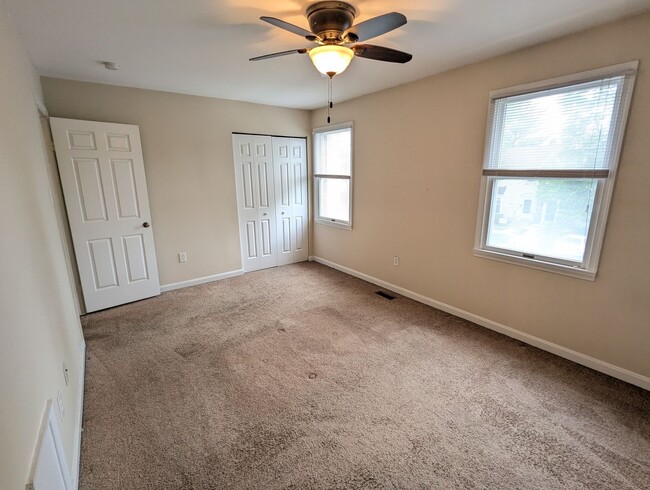 Building Photo - Beautifully maintained townhouse in Freder...