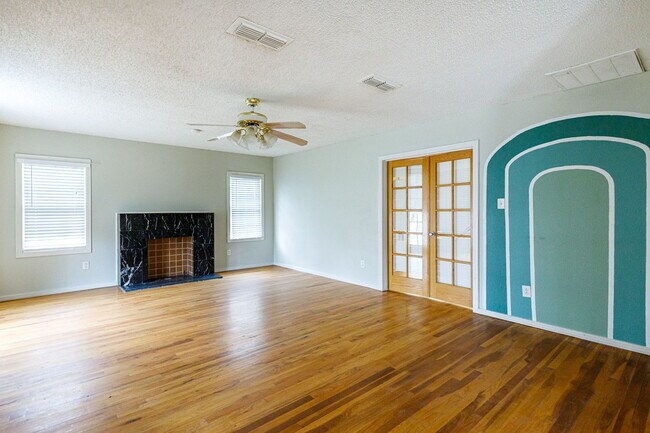 Building Photo - 3 bedroom less than 1 mile from Tech