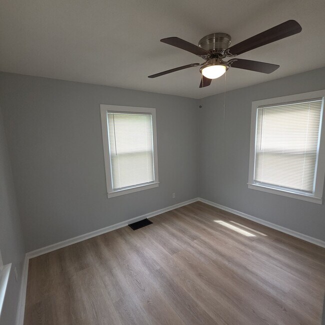 Building Photo - Rental ready Corner Lot with a Spacious 3 bedrooms and 2 full baths in Willis Ave in Independence...