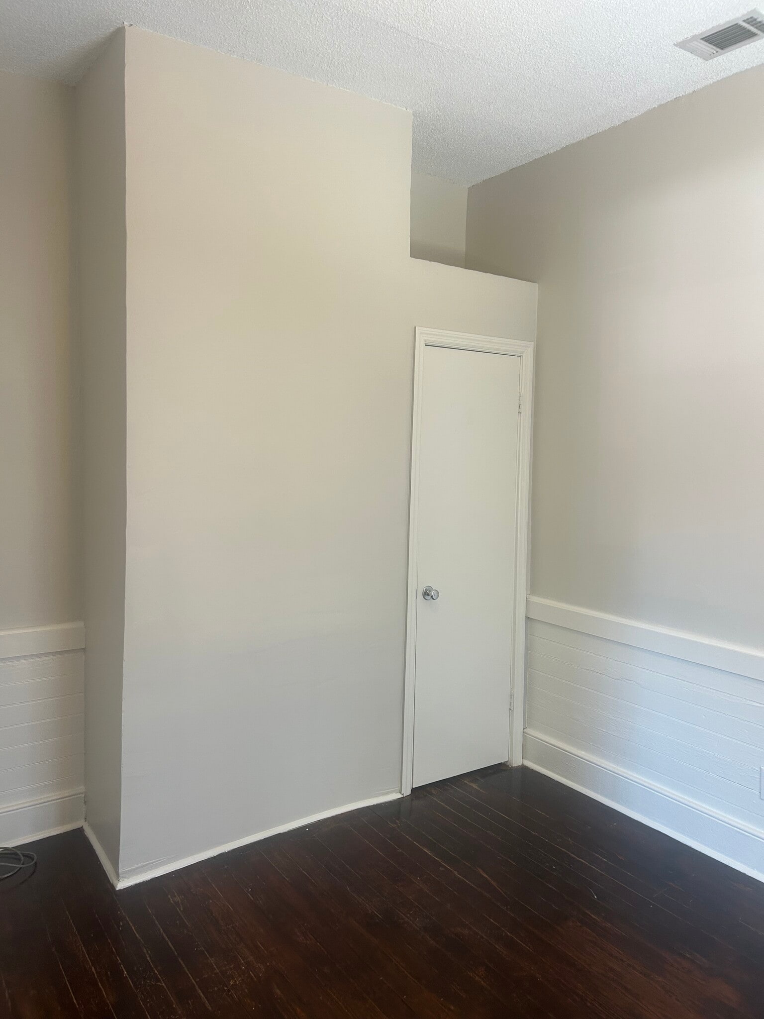 Building Photo - 520 E Hall Ln