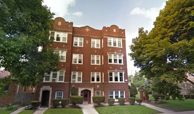 Building Photo - Spacious Renovated Top Floor 2bed/1bath In West Rogers Park
