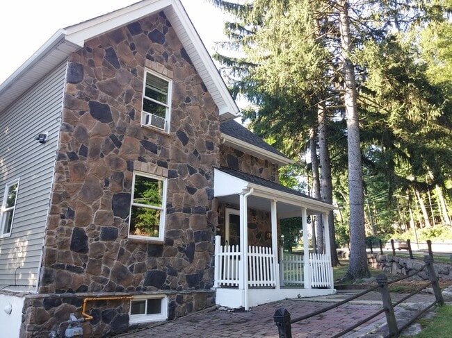 Building Photo - 176 Thompson Ave