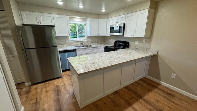 Building Photo - Oak Tree Apartments