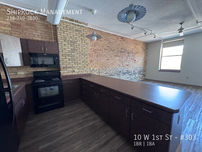 Building Photo - 10 W 1st St