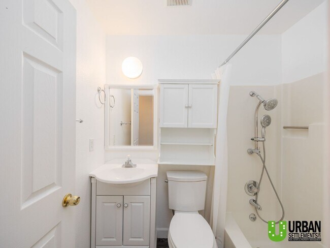 Building Photo - Modern 1 bedroom condo with garage for ren...