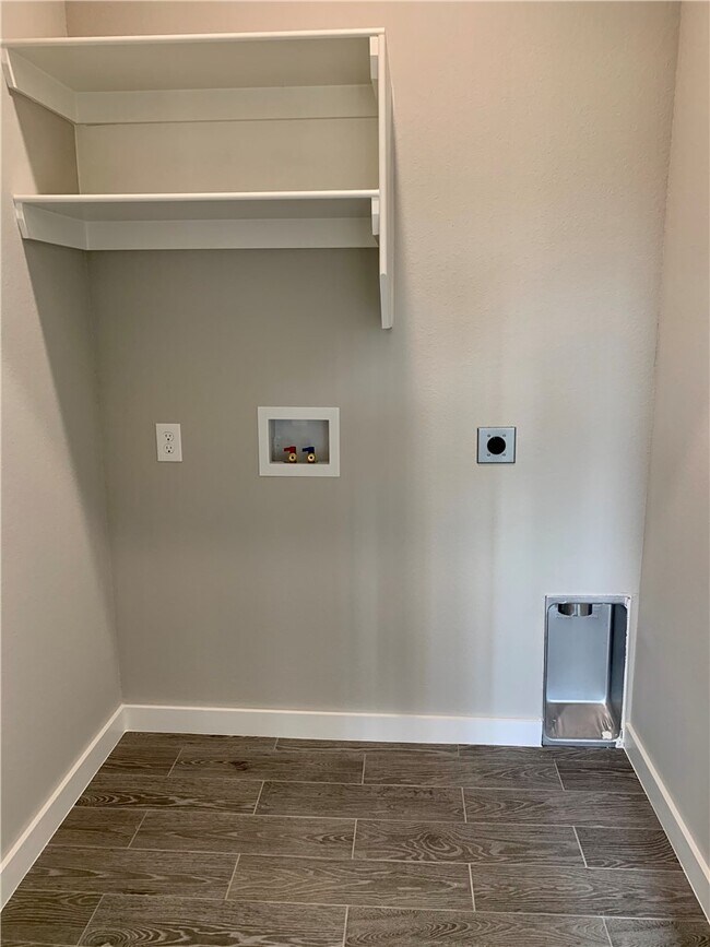 Building Photo - 402 Red Robin St