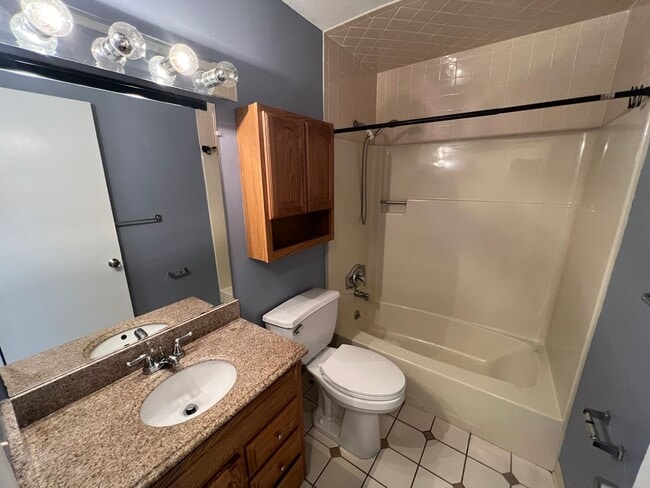 Building Photo - Spacious 3 Bedroom Ranch