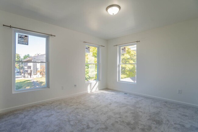 Building Photo - 373 E 13th Ave