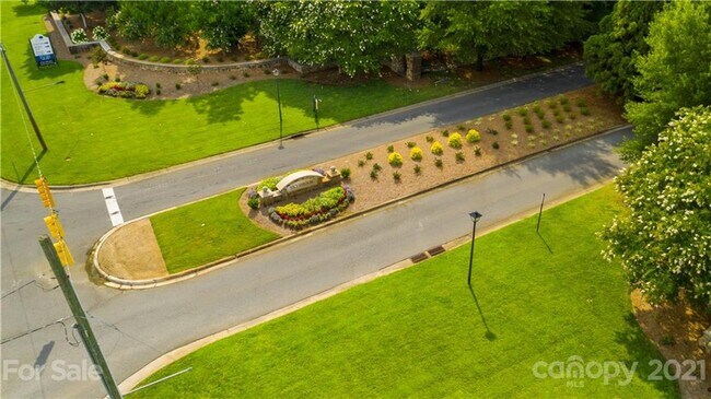 Building Photo - Luxury Golf Course Town Home with Master Suite on Main Level