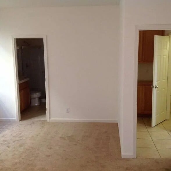 Building Photo - 814 Round Hill Dr