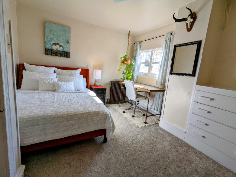 Building Photo - 1033 12th Ave