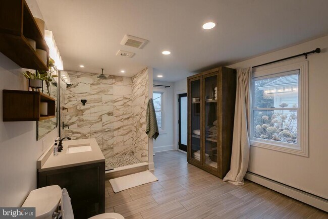 Building Photo - 15841 York Rd