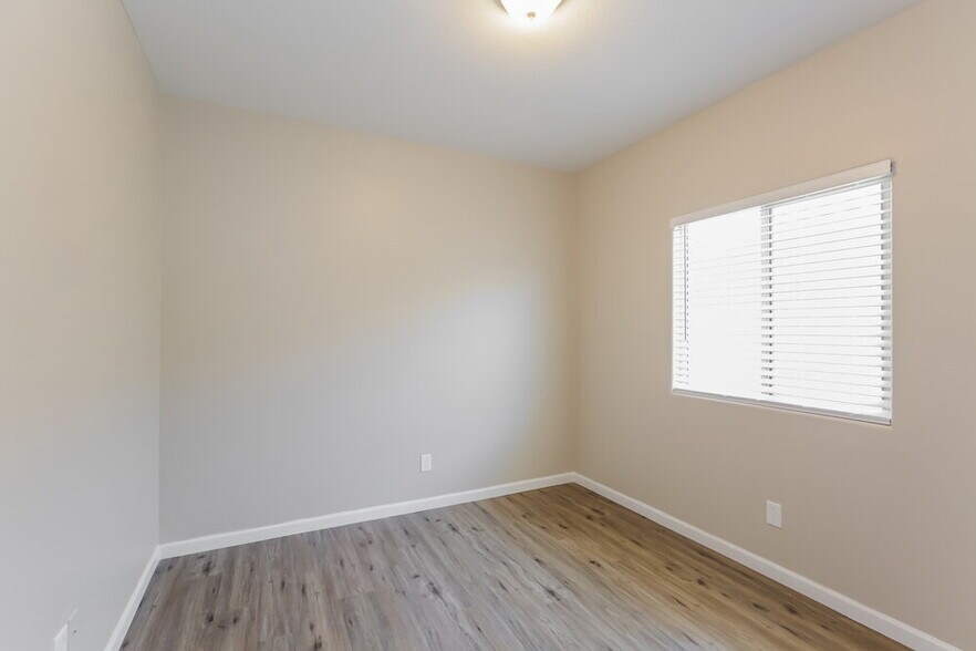 Building Photo - 8828 S 41ST Dr