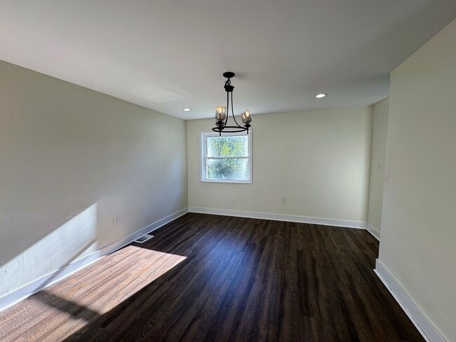 Building Photo - 3 bed 1.5 bath - freshly updated, central air, dishwasher, washer/dryer