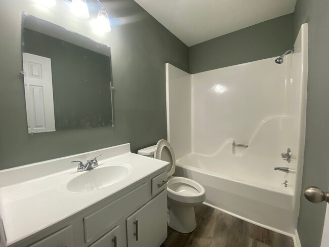 Building Photo - 2 Bedroom 1 Bath Apartment in Greeneville, TN
