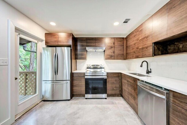 Building Photo - 6305 Forest Hills Dr