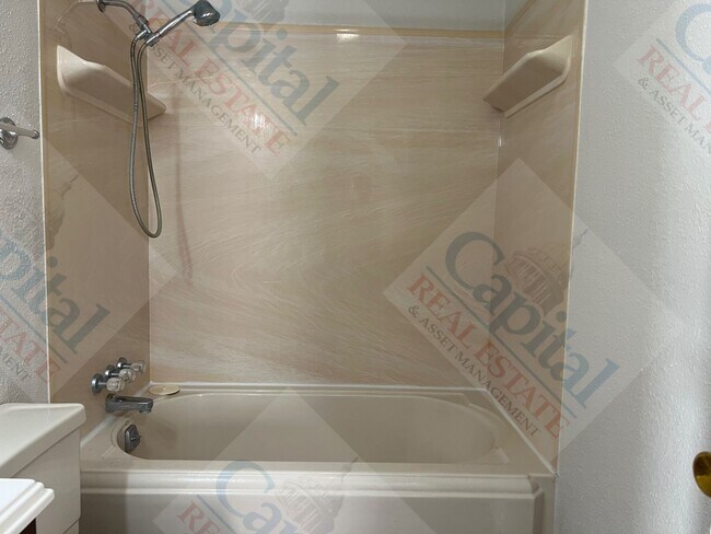 Building Photo - Cozy 2 Bedroom