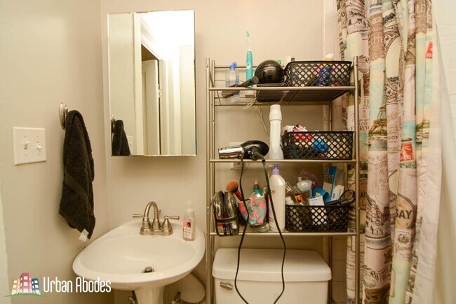 Building Photo - 2030 N Oakley Ave