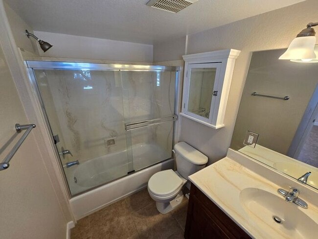 Building Photo - Charming & Bright 2BD/2BA Apartment in Mid...