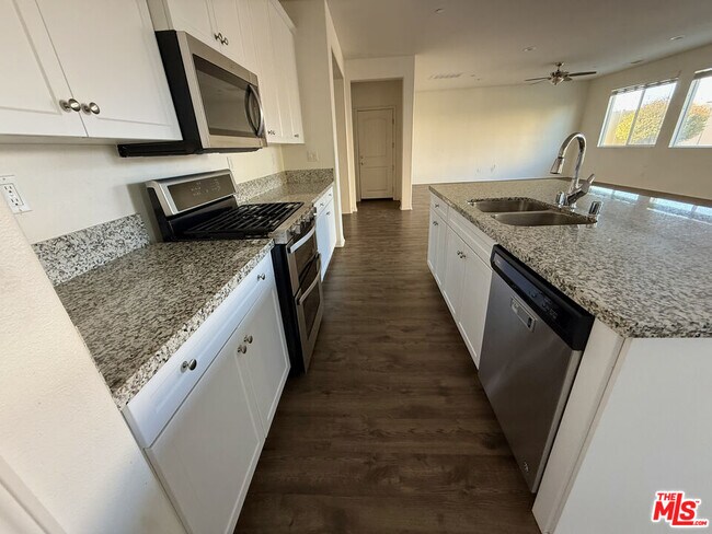 Building Photo - 28604 Clearview St