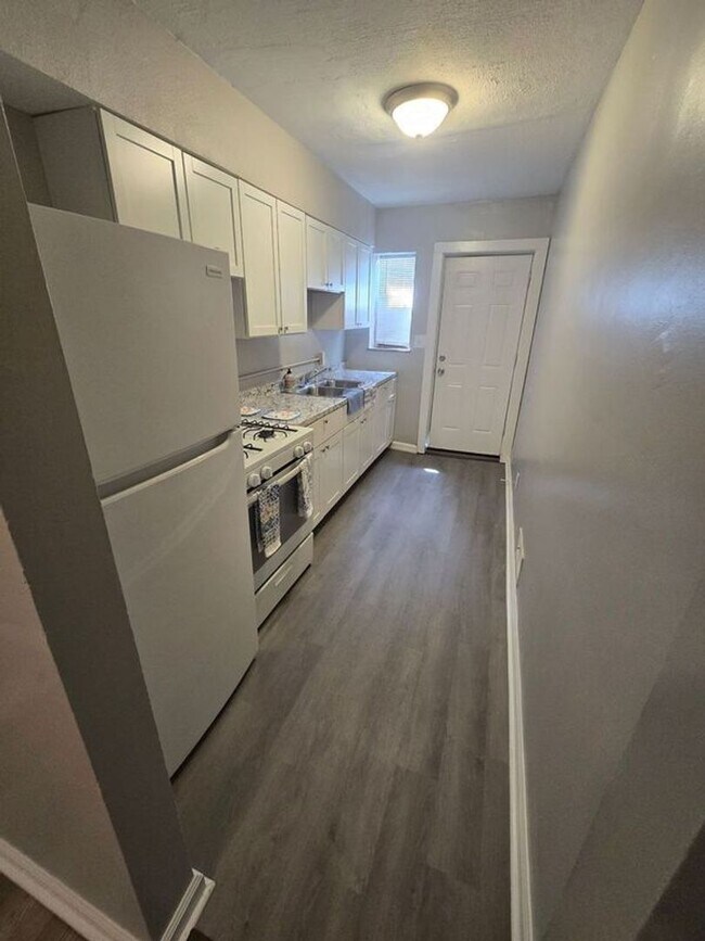 Building Photo - 987 Lilley Ave
