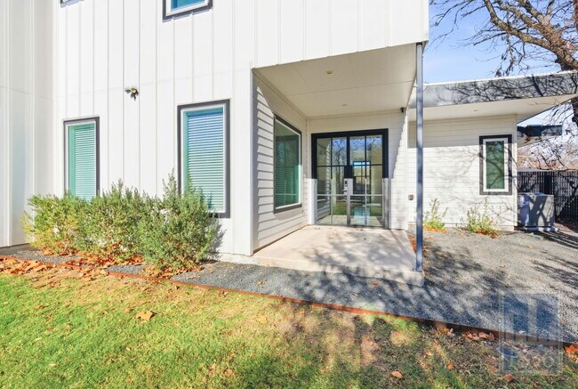 Building Photo - 4701 Sara Dr