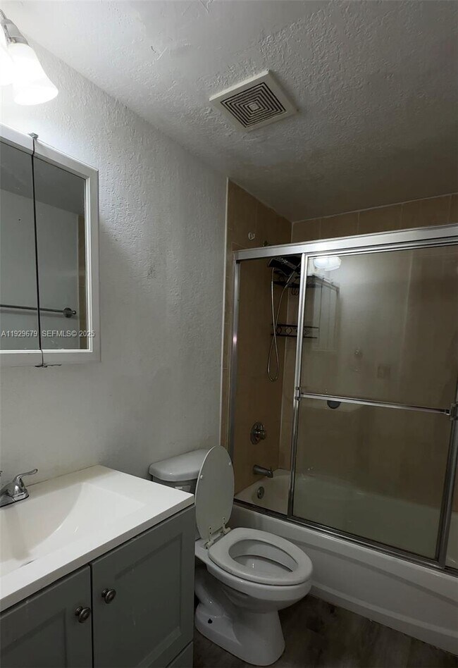 Building Photo - 1895 Venice Park Dr