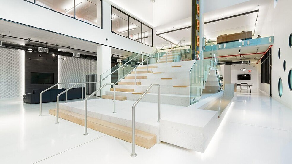 Building Photo - 606 W 57th St