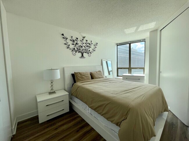 Building Photo - 400 N La Salle Dr