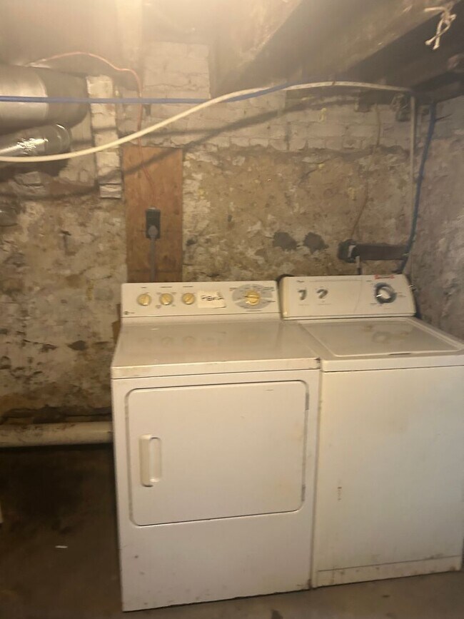 Building Photo - Germantown 2BR w/porch and yard