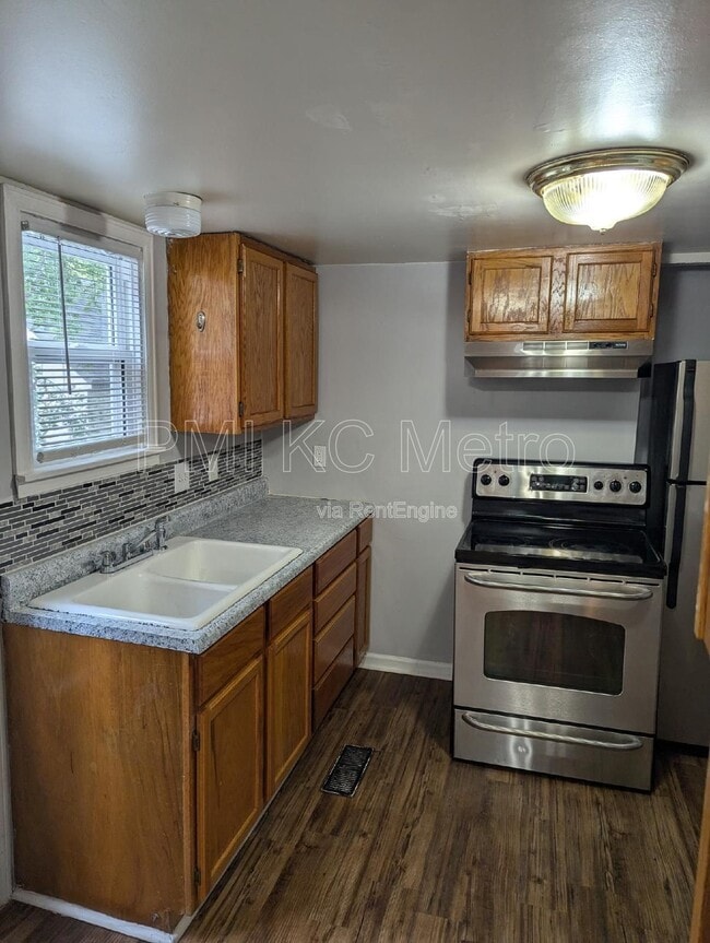 Building Photo - 724 S Grand Ave