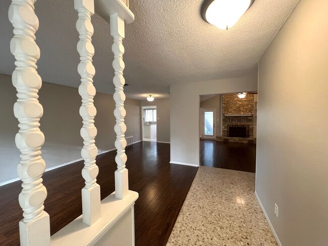 Building Photo - Charming single-story home with 4 bedrooms and 2 bathrooms for rent in neighborhood of Anderson M...