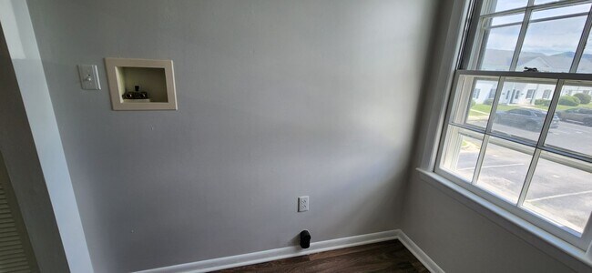 Building Photo - Upper Level One Bedroom Apartment w Covere...