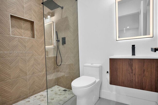 Building Photo - 117 NE 20th St