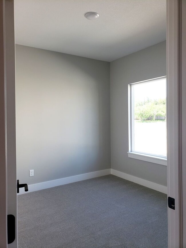 Building Photo - Beautiful  3 bed / 2 bath duplex