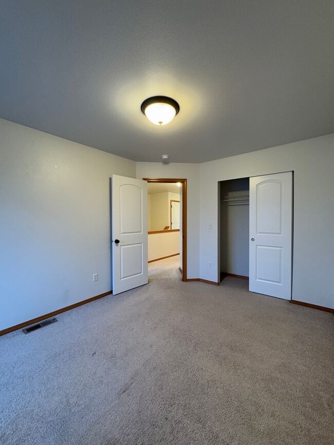 Building Photo - Beautiful Rental with Oversized Yard & Open Layout