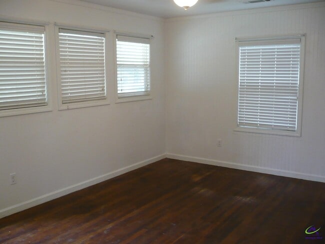 Building Photo - 1325 Laura Ave