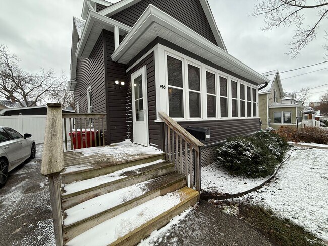 Building Photo - 916 1st St SE