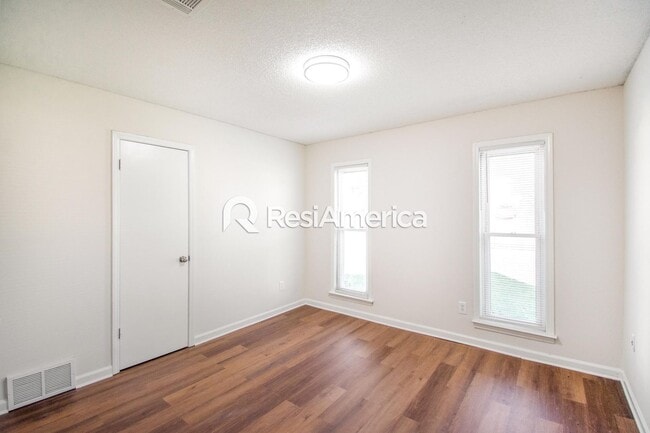 Building Photo - Newly Renovated 3/2 in 38128!