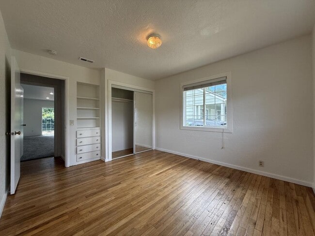 Building Photo - 733 NE Wharton Dr