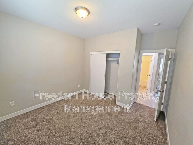 Building Photo - 1121 Sixshooter Ave