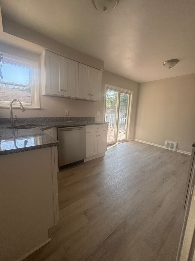 Building Photo - Update 3 Bed - Single Family