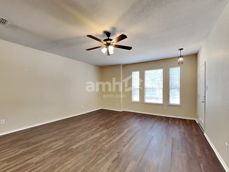 Building Photo - 912 Jamie Dr