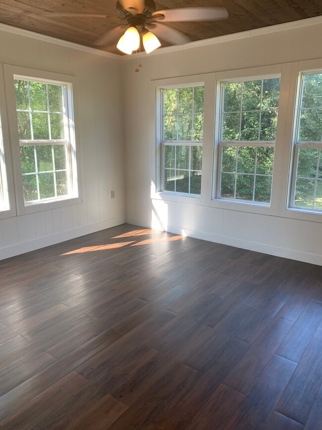 Building Photo - 2/1 with bonus room FENCED YARD PET FRIENDLY