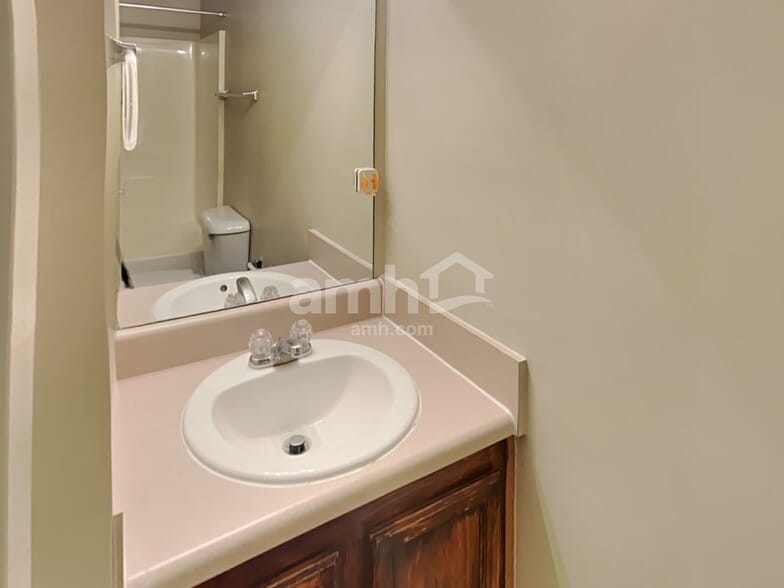 Building Photo - 1509 Locomotive Dr NE