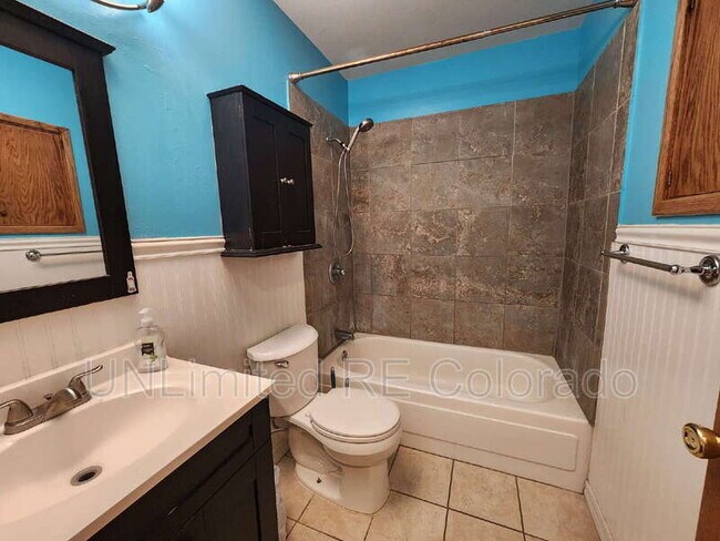 Building Photo - 230 S Brentwood St