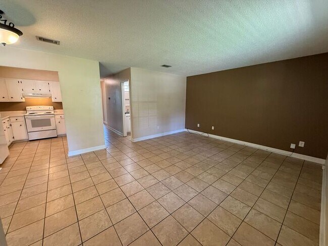 Building Photo - Pensacola - Ferry Pass - 2 bedroom, 1 bathroom - lawn care included