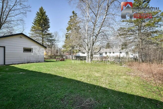 Building Photo - 257 S Regis Rd